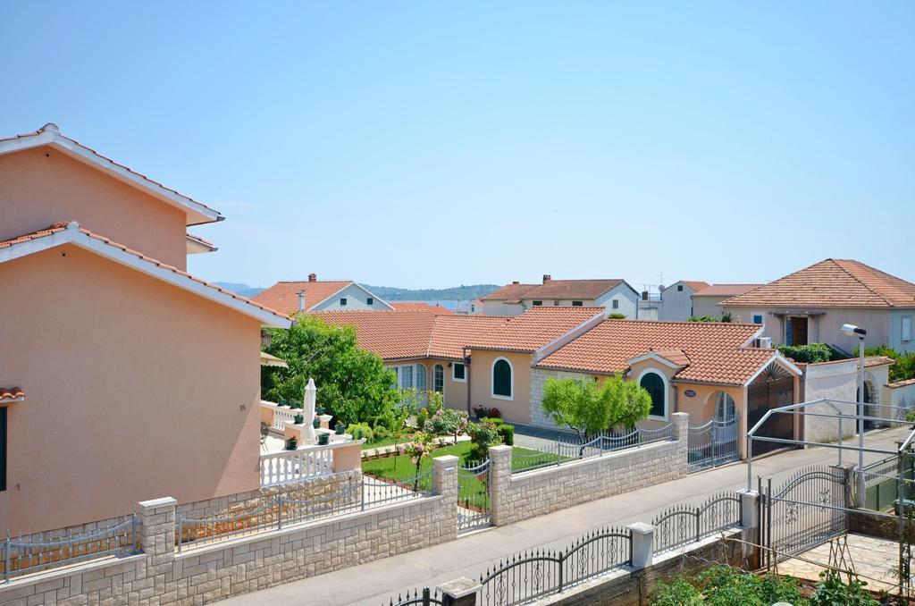 Apartments And Room Zinka Vodice Eksteriør bilde